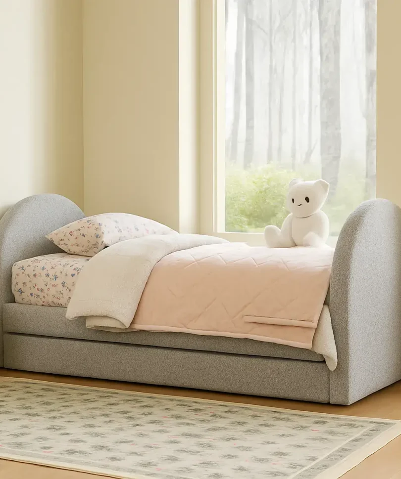 Elegant Arched Daybed with Trundle